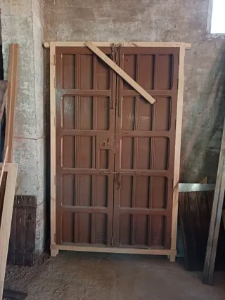 Puerta de madera restaurada