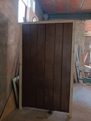 Puerta de madera restaurada