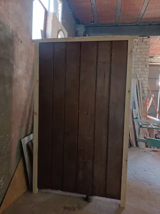 Puerta de madera restaurada