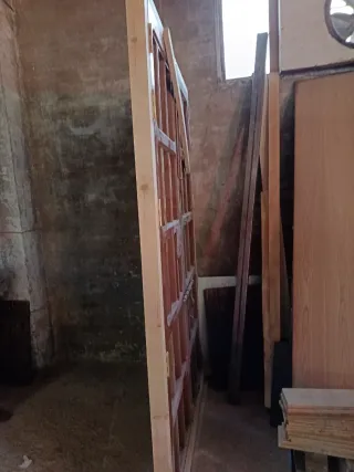 Puerta de madera restaurada