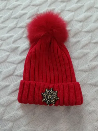 Gorro rojo con pompón y pedrería