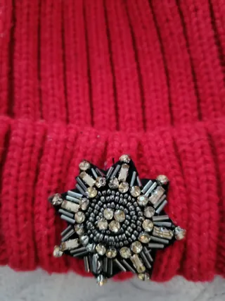 Gorro rojo con pompón y pedrería