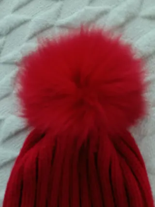 Gorro rojo con pompón y pedrería