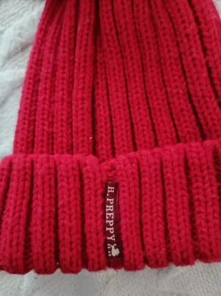 Gorro rojo con pompón y pedrería
