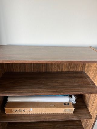 Estantería de madera oscura