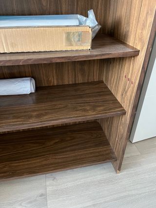 Estantería de madera oscura