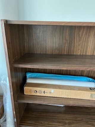 Estantería de madera oscura