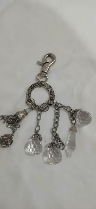 Llavero con dijes de cristal y metal