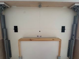 Mesa plegable de madera blanca con cajón.