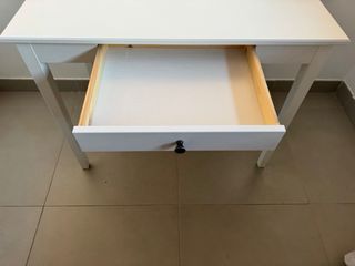 Mesa plegable de madera blanca con cajón.