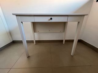 Mesa plegable de madera blanca con cajón.