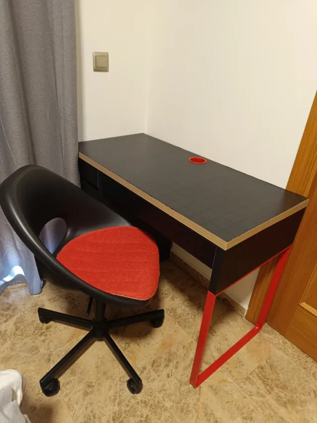 Escritorio MICKE + Silla ELDBERGET (IKEA)