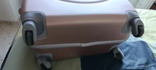 Maleta de viaje rosa y plateada