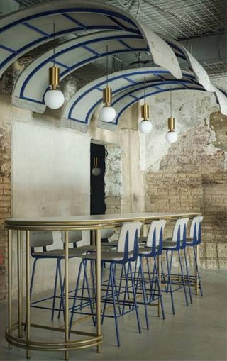 Mesas altas y taburetes dorados