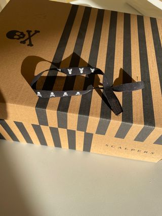 Pulsera Scalpers Calaveras. 32cm largo, 1cm ancho.