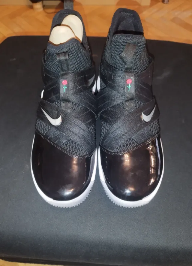 Nike LeBron Soldier 12 Negro Blanco. Talla 44