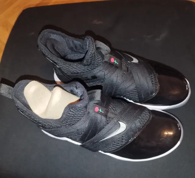 Nike LeBron Soldier 12 Negro Blanco. Talla 44