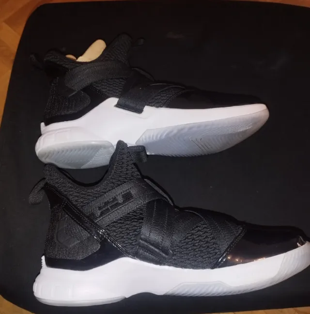 Nike LeBron Soldier 12 Negro Blanco. Talla 44