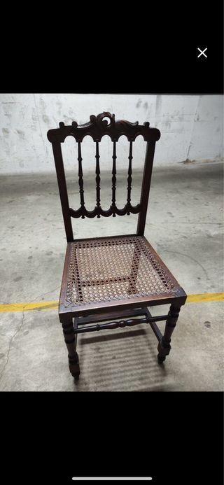 Cuatro sillas antiguas de madera y Natán