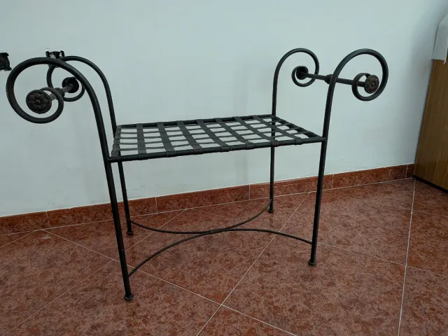 Banqueta de forja negra
