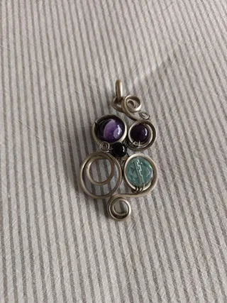 Colgante artesanal morado y turquesa