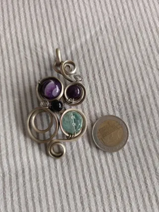 Colgante artesanal morado y turquesa