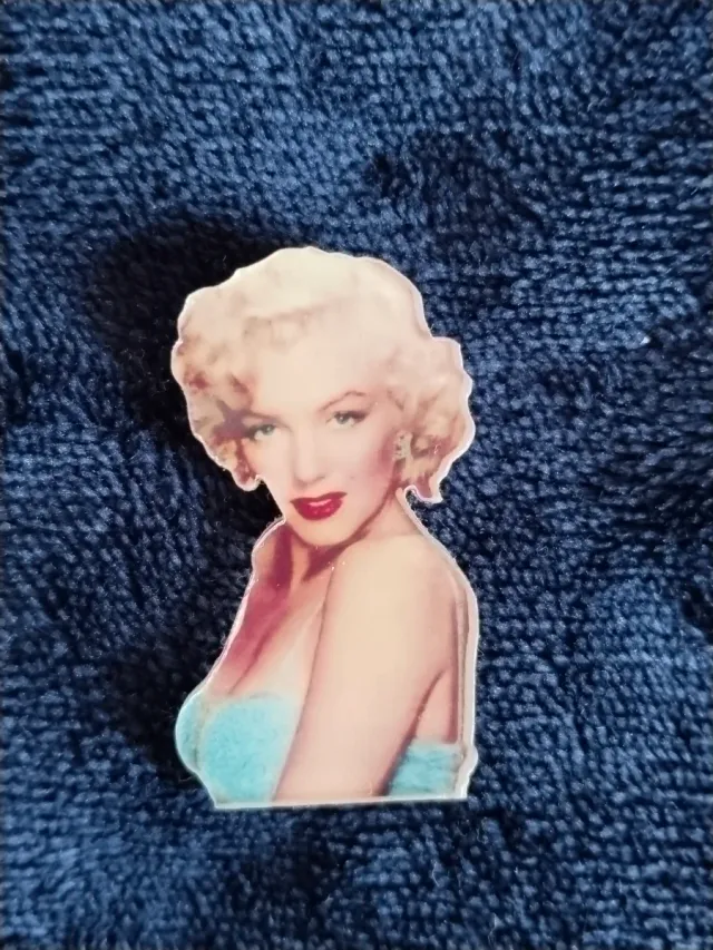 Broche Marilyn Monroe Vestido Azul Acrílico