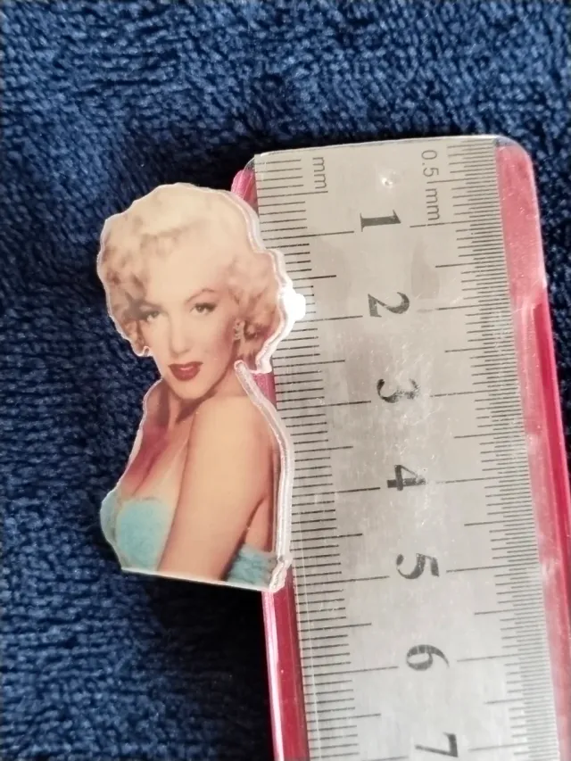 Broche Marilyn Monroe Vestido Azul Acrílico