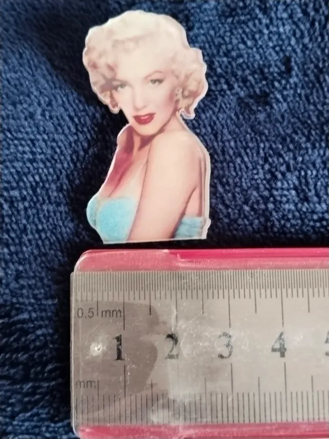 Broche Marilyn Monroe Vestido Azul Acrílico