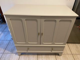 Armario aparador con cajón y puertas.