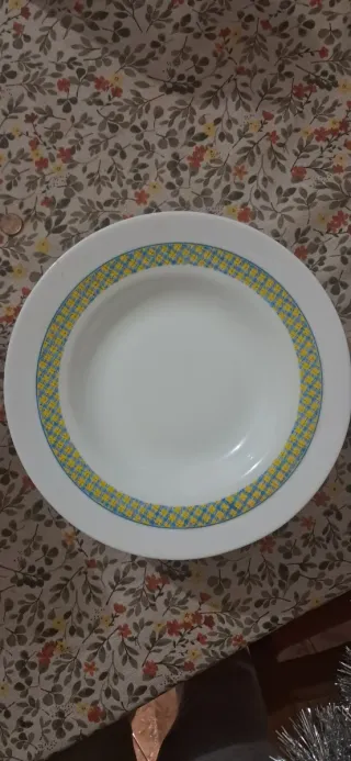 Platos hondos decorados con flores