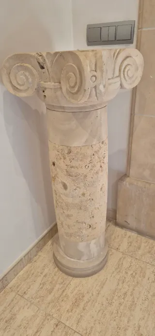 Columna decorativa de piedra