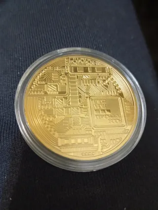 Moneda Bitcoin Chapada en Oro