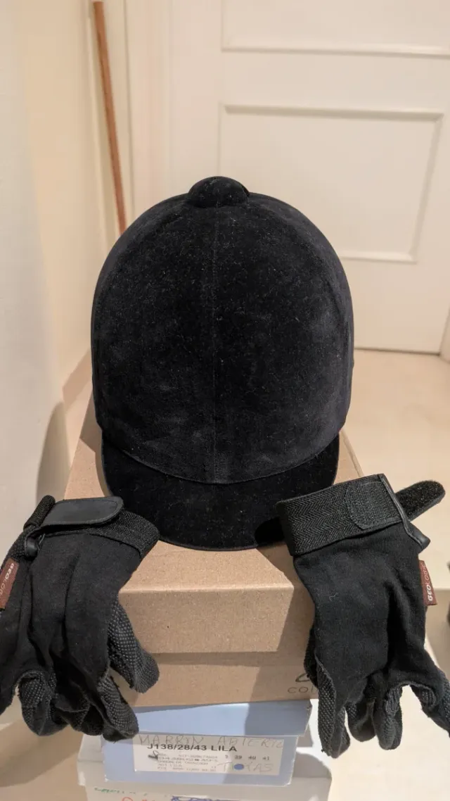 Casco y guantes de hípica negros