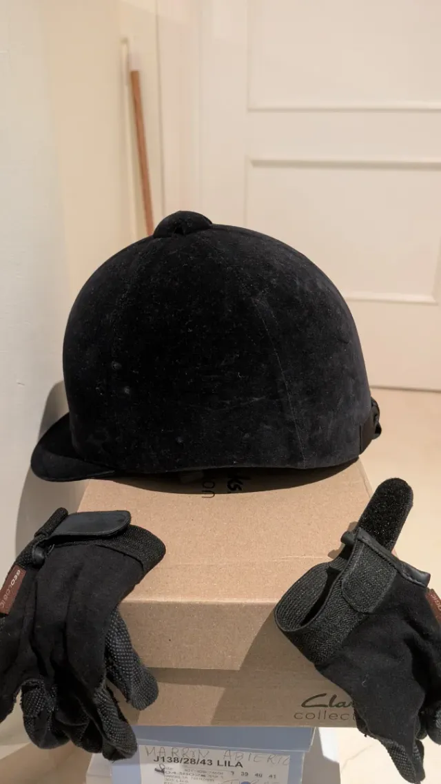 Casco y guantes de hípica negros