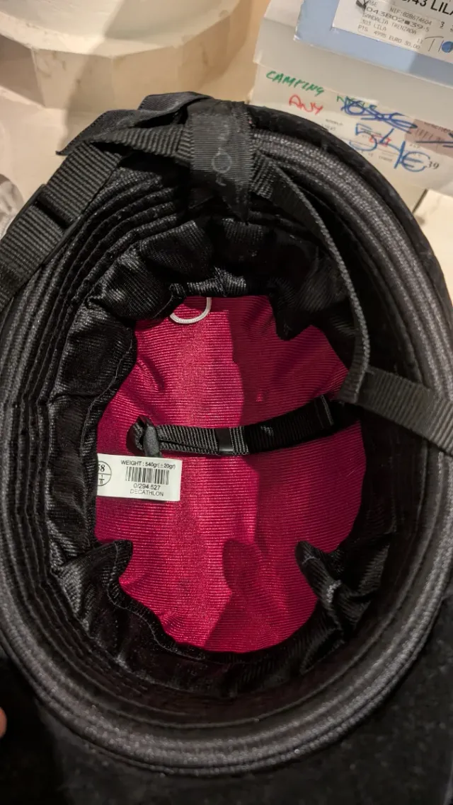 Casco y guantes de hípica negros