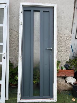 Puerta gris con cristal