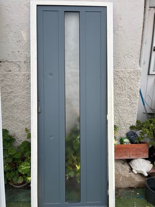 Puerta gris con cristal
