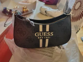 Bolso Guess negro estampado