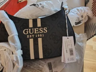 Bolso Guess negro estampado