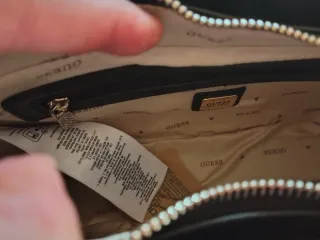 Bolso Guess negro estampado