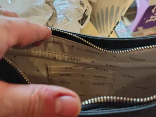 Bolso Guess negro estampado