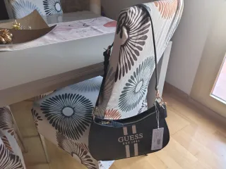 Bolso Guess negro estampado