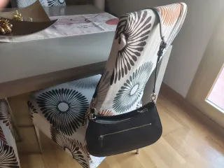 Bolso Guess negro estampado