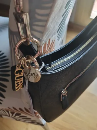Bolso Guess negro estampado