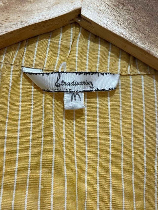 Camiseta de rayas amarillas y blancas