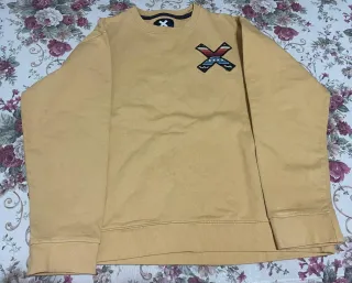 Sudadera amarilla con logo X