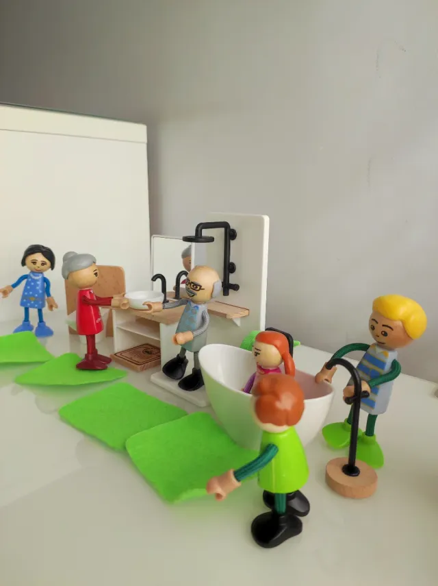 Muñecos de madera, cocina y baño 10€ cada conjunto