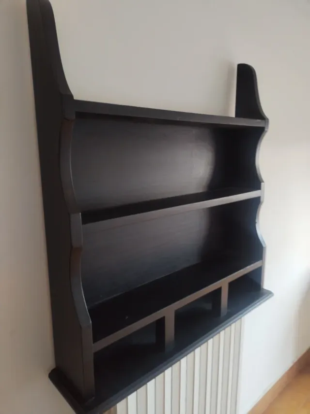 Scaffale in legno nero