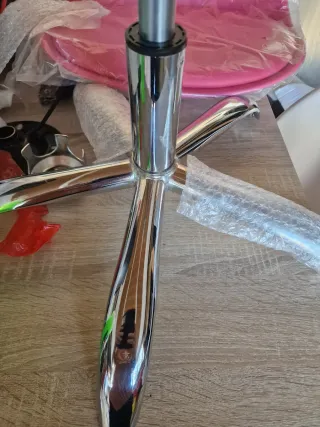 Silla de escritorio roja y plateada